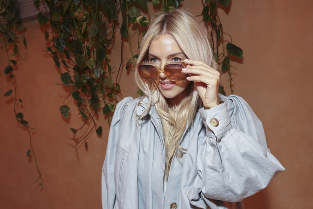 H Sienna Miller χρησιμοποιεί ένα beauty trick για ψεύτικες χαριτωμένες φακίδες που θα μπείτε στον πειρασμό να δοκιμάσετε κι εσείς