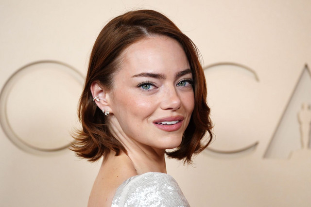 Το μυστικό της Emma Stone για να δείχνει 10 χρόνια νεότερη κρύβεται στα φρύδια της | Woman στο PlusTV.gr