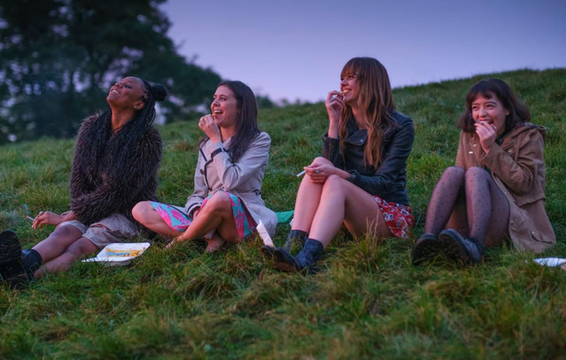 «Everything I Know About Love»: Η βρετανική σειρά που έρχεται στο Netflix και θα δείτε μονορούφι