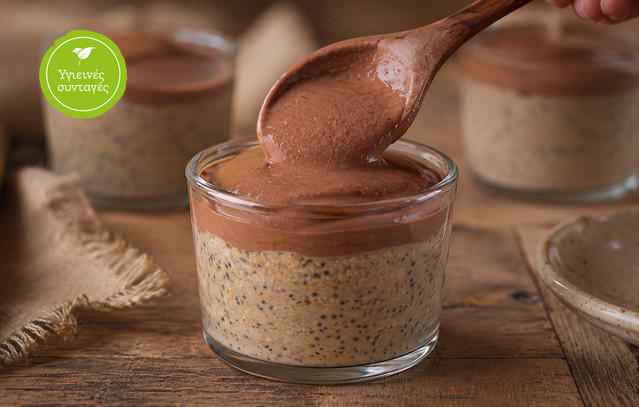 Οvernight oats με επικάλυψη γιαούρτι & κακάο | Γεύσεις στο PlusTV.gr