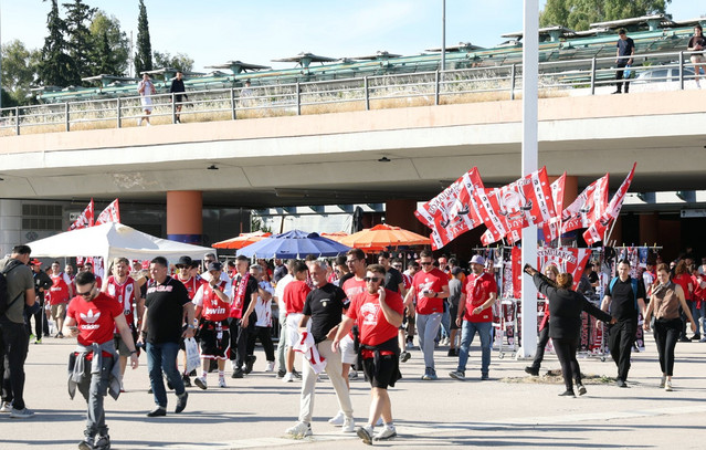 Ολυμπιακός – Ρεάλ Μαδρίτης: Από πολύ νωρίς στο Telecom Center Athens οι οπαδοί των «ερυθρόλευκων»