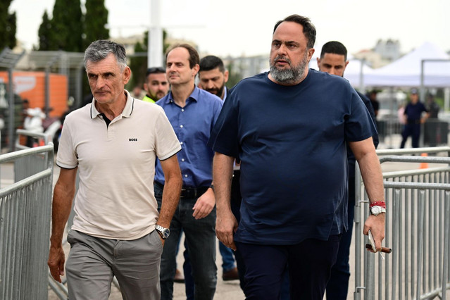 Μαρινάκης και Μεντιλίμπαρ δίπλα στην ομάδα του Μπαρτζώκα | Αθλητικά στο PlusTV.gr