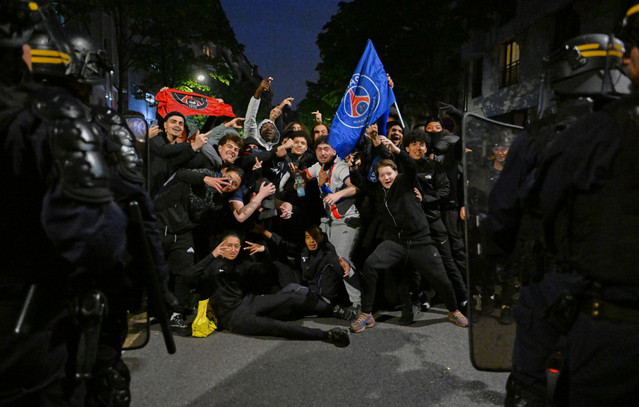«Πόλεμος» για την Παρί Σεν Ζερμέν: 23 τραυματίες αστυνομικοί και 127 συλλήψεις μετά την πρόκριση στον τελικό του Champions League