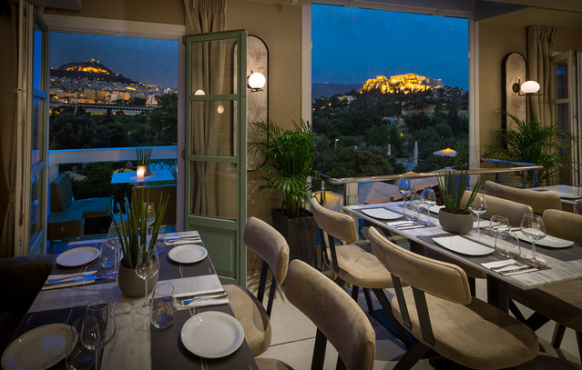 Στο Hill Athens οι αυθεντικές ελληνικές γεύσεις της καρδιάς μας σμίγουν με την πιο εμβληματική θέα της Αθήνας