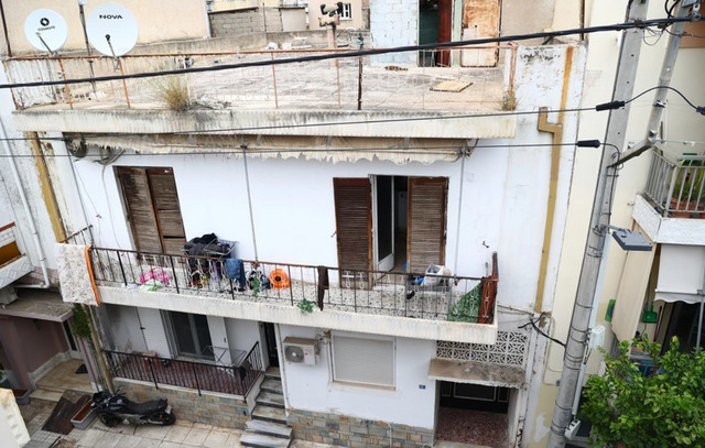 Υποσιτισμένα τα τρία παιδιά που ζούσαν σε τρώγλη στους Αγίους Αναργύρους – Κυκλοφορούσαν γυμνά στον δρόμο