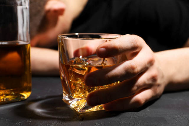 Υπάρχει μια απλή στρατηγική για τη μείωση της κατανάλωσης αλκοόλ και σύμφωνα με έρευνα λειτουργεί