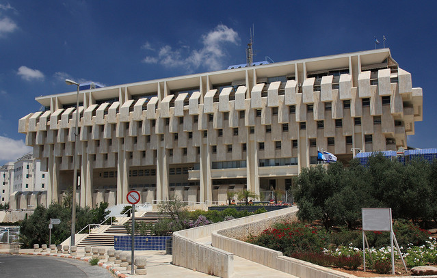 Πώς αντιδρά η κεντρική τράπεζα του Ισραήλ στον πόλεμο με το Ιράν | Οικονομία στο PlusTV.gr