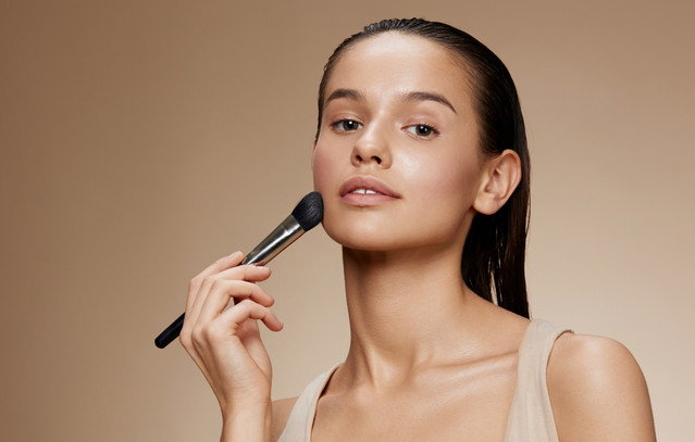 Οι makeup artists συμφωνούν: Αυτός είναι ο πιο κολακευτικός τρόπος να φοράμε bronzer μετά τα 35