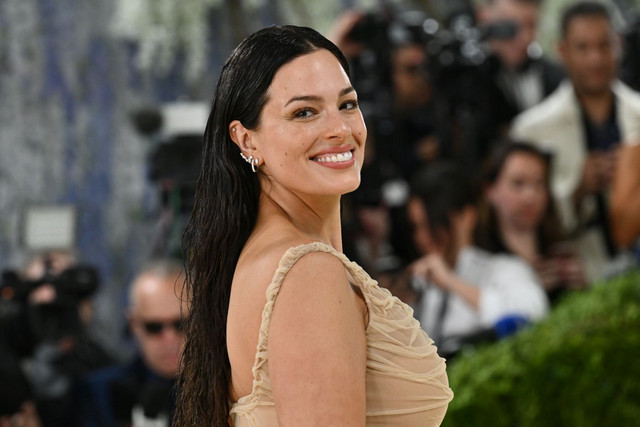 Η Ashley Graham εμφανίστηκε στο Met Gala με νύχια πασαλειμμένα με μπογιά και όλοι μιλούσαν γι αυτό το μανικιούρ χάος