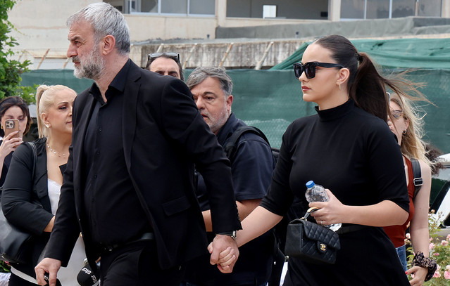 Χέρι χέρι Βικτώρια και Τραϊανός Δέλλας στην Αγία Τριάδα Ελληνικού για την κηδεία της Γωγώς Μαστροκώστα