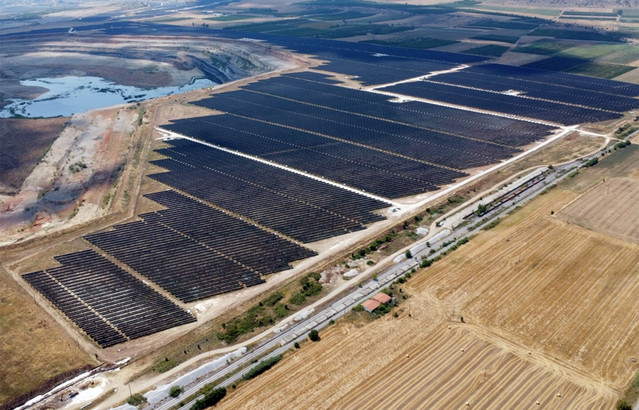 Το γιγάντιο εργοστάσιο φωτοβολταϊκών στο Τέξας που επιτρέπει στην Tesla να μιλά για επανάσταση στην καθαρή ενέργεια