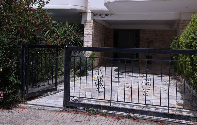 Τι ερευνά η ΕΛ.ΑΣ. μετά τη βουτιά στο κενό των δύο 17χρονων στην Ηλιούπολη – Λουλούδια στο σημείο όπου έπεσαν