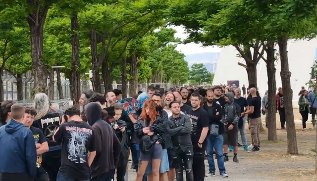«Τρέλα» για τους Iron Maiden στο ΟΑΚΑ: «Ζούμε και πεθαίνουμε για τη Maidenάρα» – Στην πρώτη γραμμή οι 18άρηδες