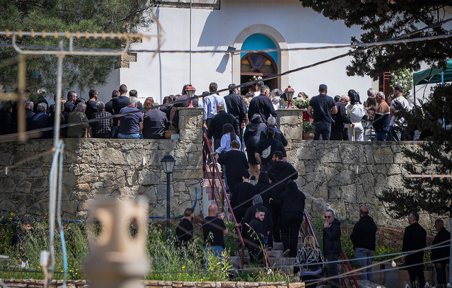 Σπαραγμός στην κηδεία του 21χρονου Νικήτα στην Κρήτη – Ένταση συγγενών με τους αστυνομικούς: «Να φύγετε από το χωριό»