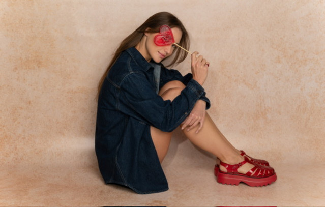 Maeva Jeans: Γιατί ένα σωστό jean δεν φεύγει ποτέ από τη μόδα | Woman στο LivePress.gr