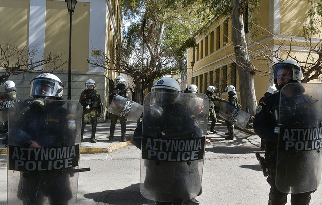 Επεισόδια στην Ευελπίδων με «υπερασπιστές» των ληστών της Τιθορέας – Στη φυλακή και οι 6 μετά τις απολογίες τους