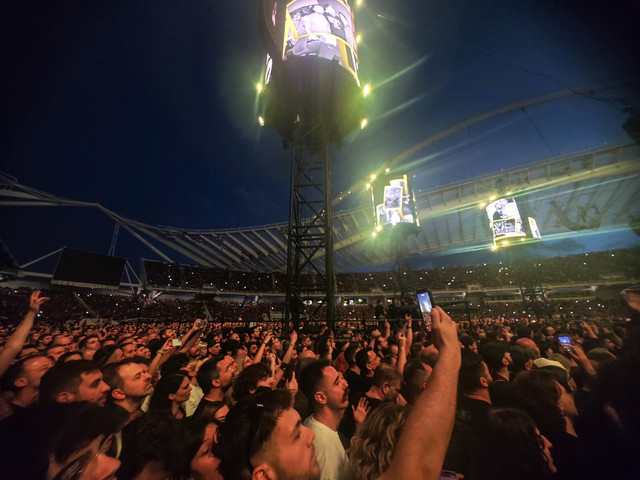 Metallica: Με το «The Ecstasy of Gold» ξεκίνησε η μεγάλη συναυλία στο κατάμεστο ΟΑΚΑ – Δείτε βίντεο και φωτογραφίες