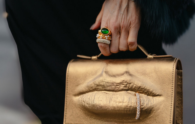 Mixed Metals: Το trend στα κοσμήματα που συνδυάζει το χρυσό και το ασημί να δείχνουν πιο chic από ποτέ αυτό το καλοκαίρι