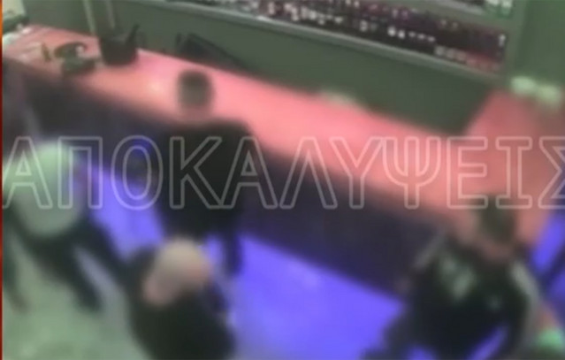 Φαρ ουέστ σε μπαρ της Εύβοιας: Απέλυσαν εργαζόμενο για καβγάδες και τα έκανε «λαμπόγυαλο» με παρέα λίγο καιρό μετά