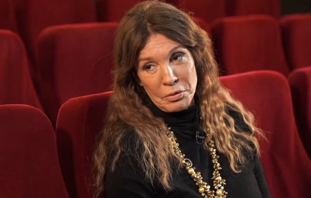 Βάνα Μπάρμπα: «Στα 19 ανέβηκα στην πασαρέλα για να επιβιώσω, ώστε να γλιτώσω από την επαρχία»