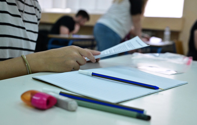 Αυτά είναι τα θέματα που έπεσαν στη Νεοελληνική Γλώσσα και Λογοτεχνία – Στο επίκεντρο η μοναξιά στη σύγχρονη εποχή και η τρίτη ηλικία