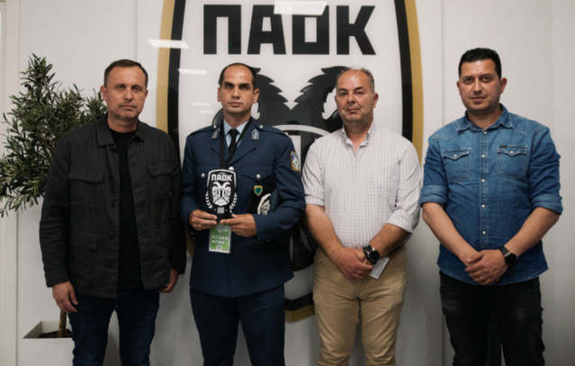 ΠΑΟΚ: Τίμησε αστυνομικούς που έσωσαν από τη φωτιά μία μητέρα και τα παιδιά της | Αθλητικά στο PlusTV.gr