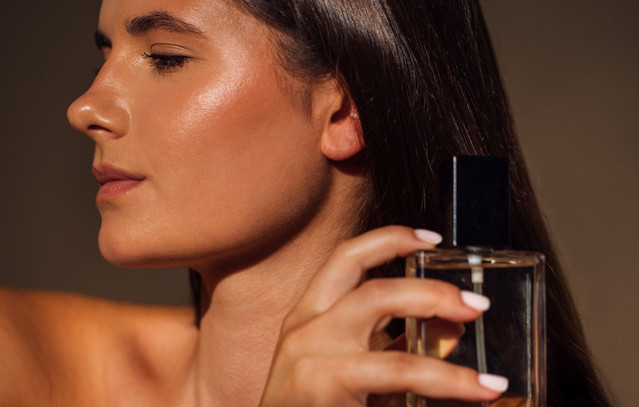 Το ανάλαφρο hair mist που θα φοράτε από το πρωί μέχρι το βράδυ | Woman στο PlusTV.gr