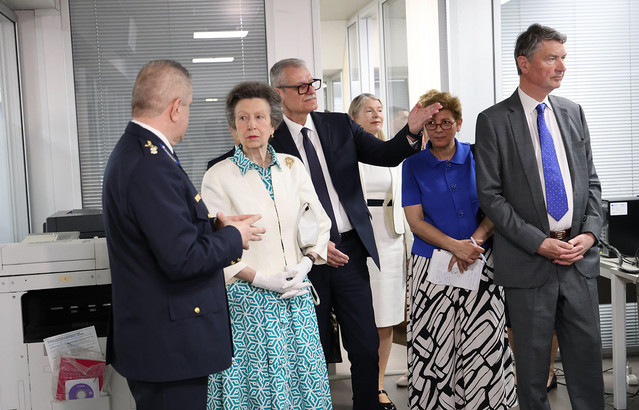Η βασιλική πριγκίπισσα Άννα στο Ενιαίο Συντονιστικό Κέντρο Επιχειρήσεων | Lifestyle στο PlusTV.gr
