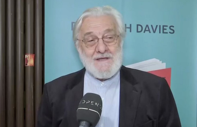 Γιάννης Σμαραγδής κατά Κρίστοφερ Νόλαν: «Αν έχει πονηρό τρόπο, είναι εχθρική πράξη και εξαπάτηση κατά των Ελλήνων»