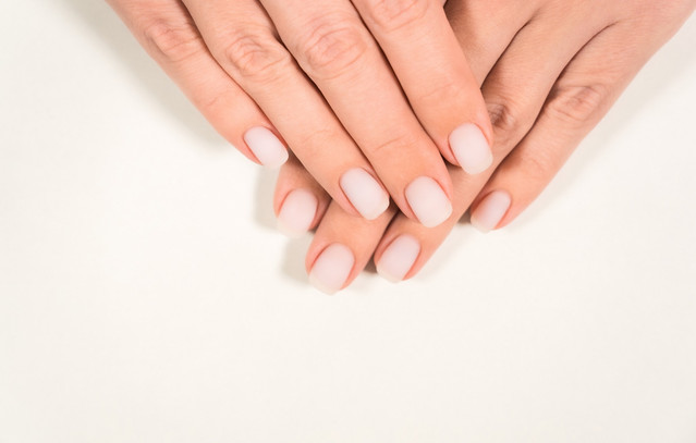 “Soap nails”: Η μίνιμαλ τάση στα νύχια που κάνει τα χέρια να δείχνουν περιποιημένα χωρίς προσπάθεια