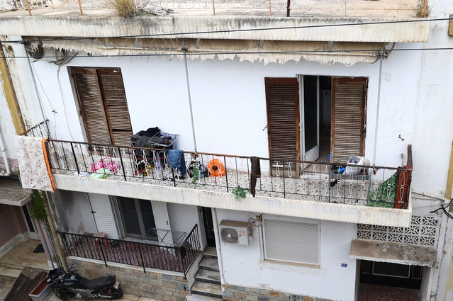 Άγιοι Ανάργυροι: «Είχα απλά να καθαρίσω δύο μέρες» – Προκαλεί η μητέρα των τριών παιδιών που ζούσαν στο σπίτι-τρώγλη