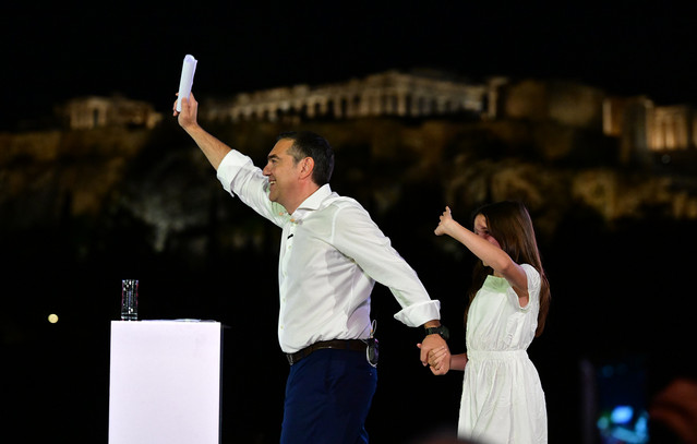 Τι σχέση έχει η συγκέντρωση Τσίπρα στο Θησείο με την τηλεοπτική σειρά «Η ζωή που δεν έζησα»;