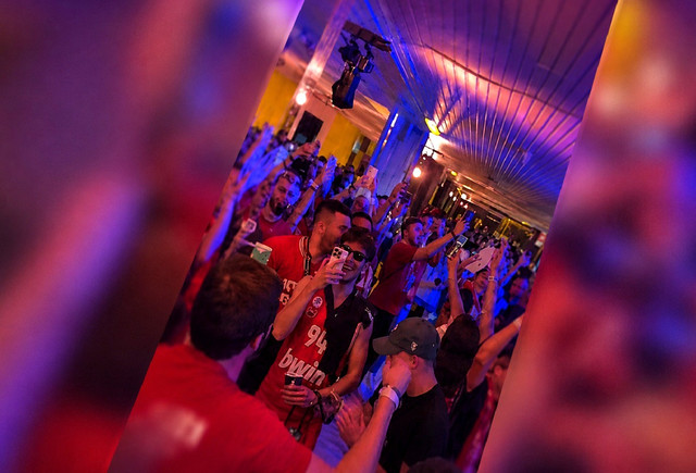 Σπαρταριστές εικόνες από τo VIP lounge του Τ-Center: Ο dj έπαιξε το «Νοικιάστηκε» και έγινε χαμός από τους φίλους του Ολυμπιακού