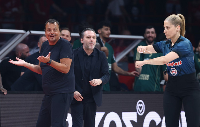 Ολυμπιακός – Παναθηναϊκός: Το σφύριγμα της Τσαρούχα στο φινάλε που έκανε έξαλλους τους «πράσινους»