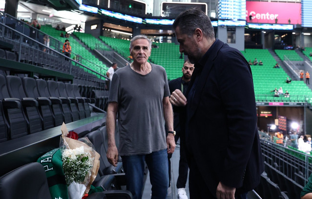 Παναθηναϊκός – Ολυμπιακός: Λουλούδια από τους «ερυθρόλευκους» στη μνήμη του Παύλου Γιαννακόπουλου – Δηλώσεις Μπαφέ