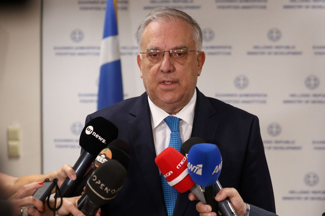 Θεοδωρικάκος: «Παγώνουν» οι τιμές βασικών προϊόντων για δύο μήνες – Nέα αποκλιμάκωση τον Σεπτέμβριο
