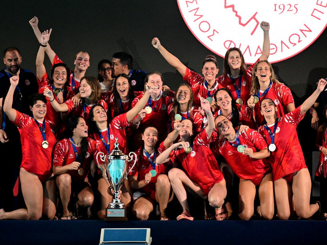 Champions League πόλο Γυναικών: Η απονομή της κούπας στον πρωταθλητή Ευρώπης Ολυμπιακό | Αθλητικά στο LivePress.gr