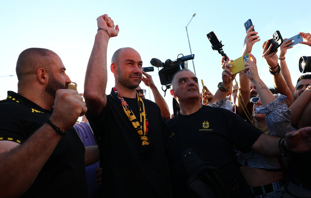 Τρέλα στον Άρη για Σπανούλη: Χιλιάδες οπαδοί τον υποδέχθηκαν στο αεροδρόμιο «Μακεδονία» | Αθλητικά στο PlusTV.gr