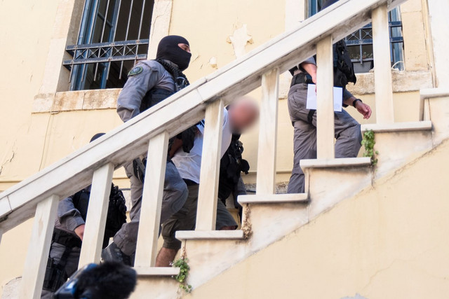 Δολοφονία Σταυρούλας Λεβεντάκη: 43χρονος στο δικαστήριο Χανίων με αποδοκιμασίες από συγγενείς και φίλους