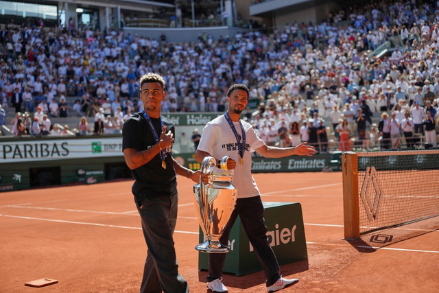 Στο Roland Garros παίκτες της Παρί Σεν Ζερμέν με τις κούπες του Champions League | Αθλητικά στο PlusTV.gr