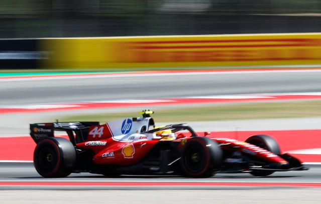 Formula 1: Ο Χάμιλτον κερδίζει με Ferrari και σπάει το σερί της Mercedes!