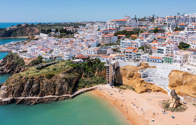 Albufeira: Η παραθαλάσσια πόλη στην Πορτογαλία που προσελκύει επισκέπτες στον Ατλαντικό | Ταξίδια στο PlusTV.gr