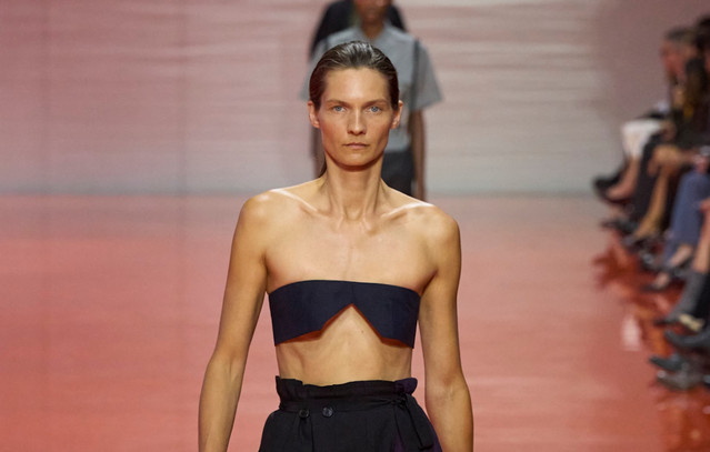 Τα nylon μαγιό της Prada είναι η απόδειξη ότι η κομψότητα δεν χρειάζεται υπερβολές | Woman στο PlusTV.gr