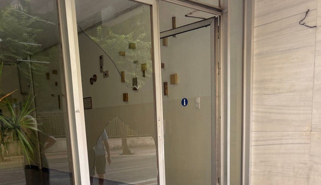 Βίαιη επίθεση στο Αγρίνιο: Άνδρας πέταξε τη σύντροφό του σε τζαμαρία πολυκατοικίας και την έσπρωχνε στον δρόμο