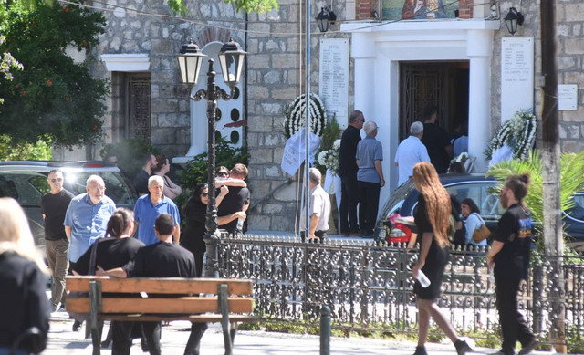 Θρήνος στην κηδεία μητέρας και γιου που δολοφονήθηκαν στο Αίγιο, «έπεσα από τα σύννεφα» – Λίγα χιλιόμετρα πιο μακριά απολογούνταν ο Ιταλός