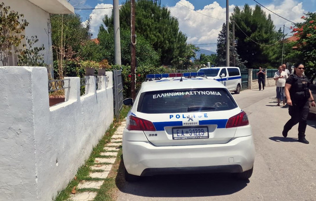 Αναπαράσταση στο σπίτι του διπλού φονικού στο Αίγιο – Στον ανακριτή σήμερα ο 65χρονος που επιμένει ότι είναι αθώος
