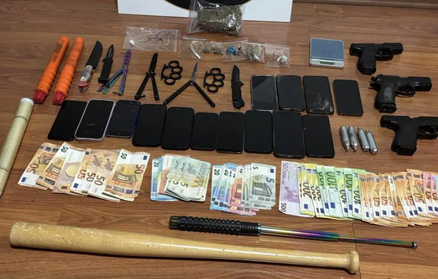 Ανήλικοι διακινούσαν κάνναβη και κοκαΐνη σε μαθητές κοντά σε σχολεία και παιδικές χαρές στα Βόρεια Προάστια – Χειροπέδες σε 11 άτομα