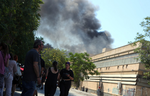Μαίνεται η φωτιά στο εργοστάσιο πλαστικών στο Αιγάλεω – Καίγονται εύφλεκα υλικά