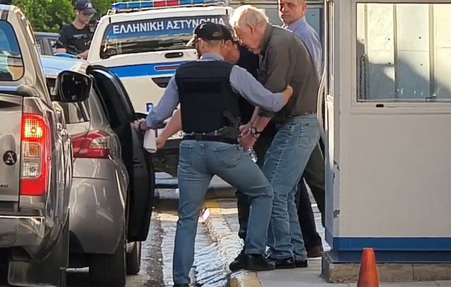 Η έξοδος του Αλέξανδρου Γιωτόπουλου από τη ΓΑΔΑ με χειροπέδες – Οδηγείται στον εισαγγελέα για να επιστρέψει στον Κορυδαλλό