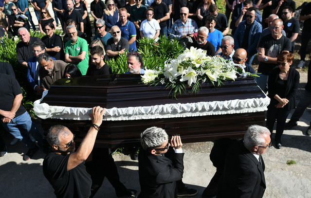 Ανείπωτος θρήνος στην κηδεία του Μάριου Οικονόμου – Ήταν όλοι εκεί για το τελευταίο αντίο | Αθλητικά στο LivePress.gr